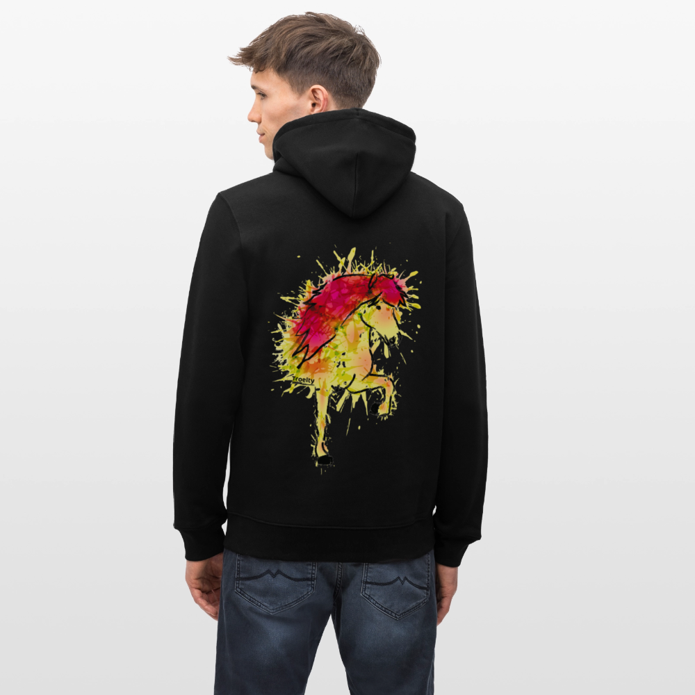Mann von hinten, der einen schwarzen Hoodie mit dem gelb-roten Tölter Eldur trägt