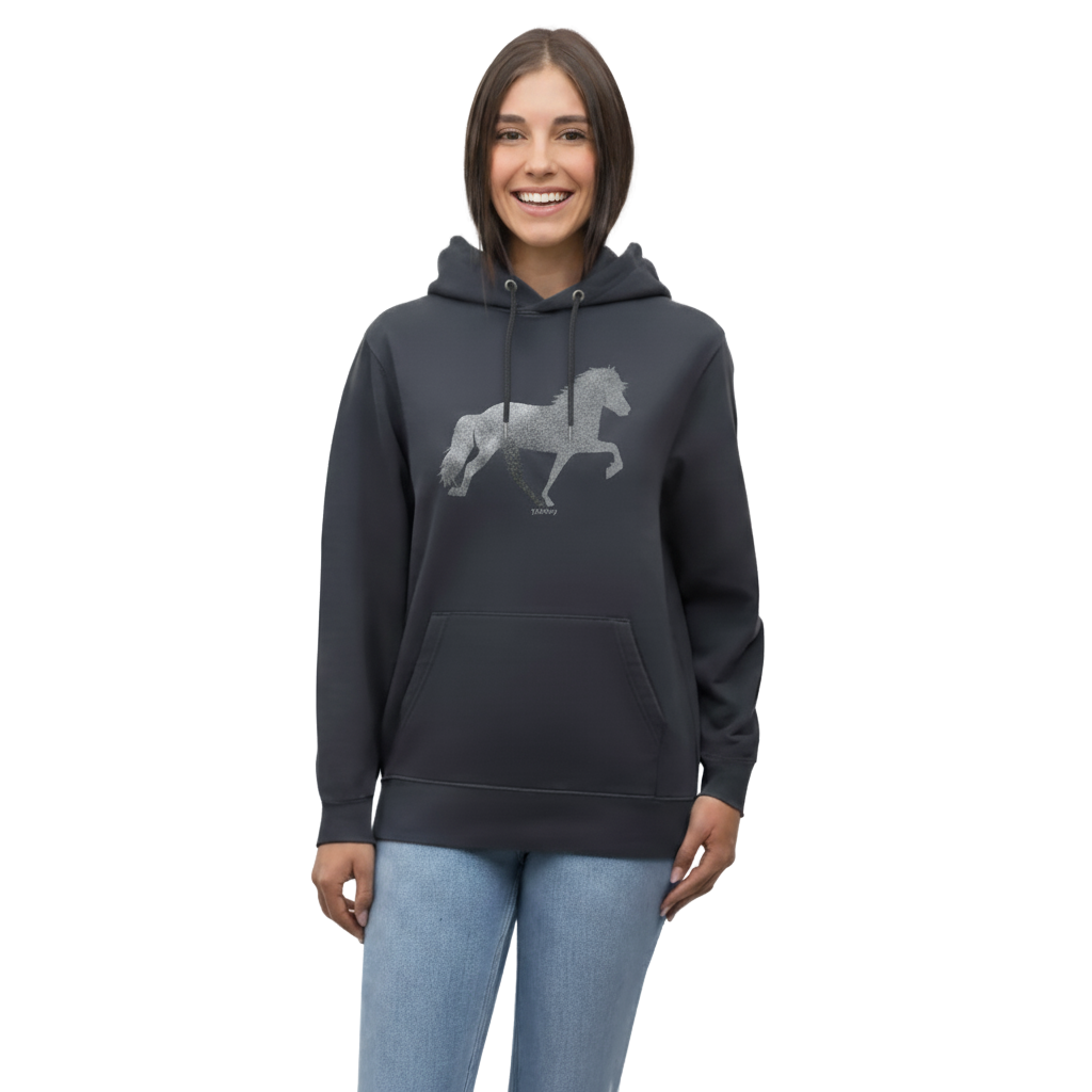 Frau von vorne, die einen dunkelgrauen Hoodie mit dem glitzernden Tölter trägt