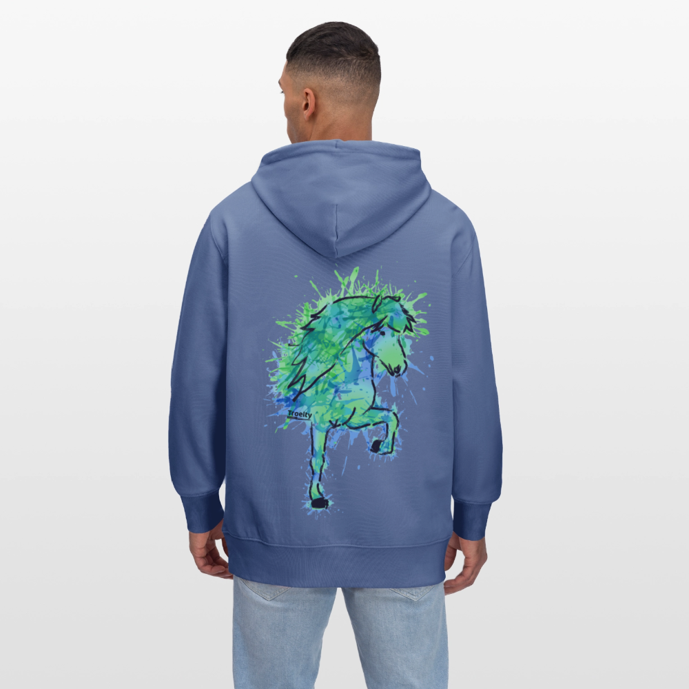 Mann von hinten, der einen hellblauen Hoodie mit dem grün-blauen Tölter Vatn trägt