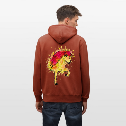 Mann von hinten, der einen terrakottafarbenen Hoodie mit dem gelb-roten Tölter Eldur trägt