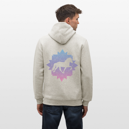 Mann von hinten, der einen beigen Hoodie mit dem blau-rosafarbenen Motiv Tölter Geometrie trägt
