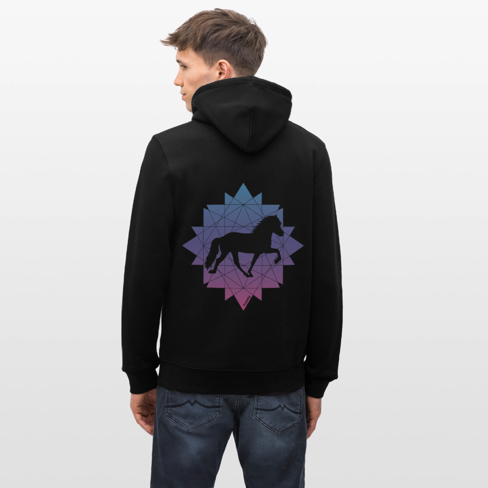 Mann von hinten, der einen schwarzen Hoodie mit dem blau-rosafarbenen Motiv Tölter Geometrie trägt