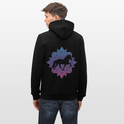Mann von hinten, der einen schwarzen Hoodie mit dem blau-rosafarbenen Motiv Tölter Geometrie trägt
