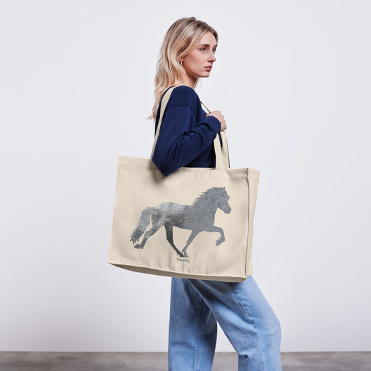 Frau von der Seite, die eine helle Shopping-Bag mit langen Henkeln und Tölter in Glitzer trägt