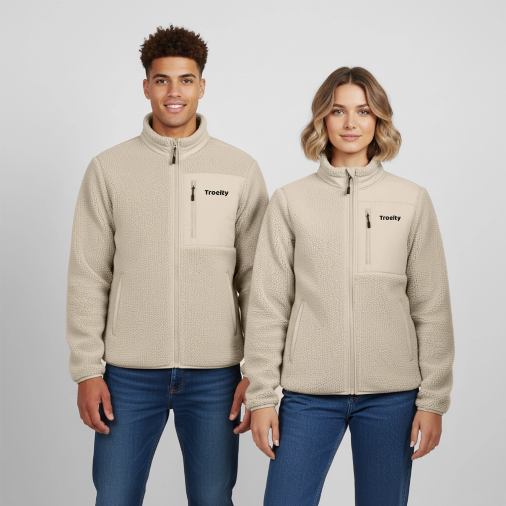 Mann und Frau, welche die Troelty Sherpajacke in Beige tragen