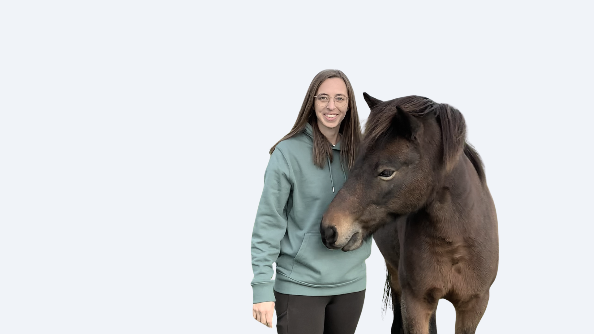 Die Troelty-Gründerin Melanie mit ihrem braunen Islandpferd